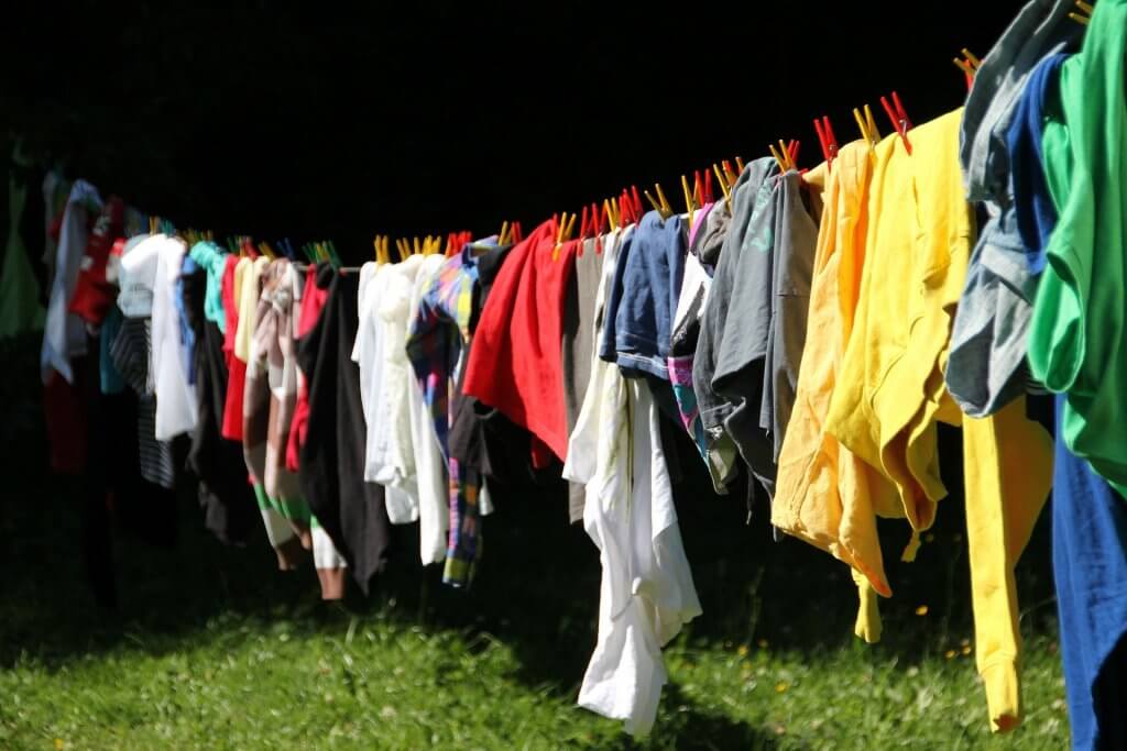 Wäsche benötigt zum Trocknen viel Platz. Das kann in der Wohnung schon einmal eng werden.